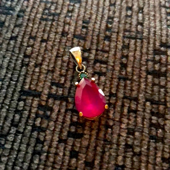 None Jewelry - Rubies necklace with emerald detail.